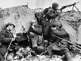 WW2 soldiers on Belorussian Front take a break