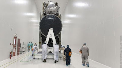 Vệ tinh JCSAT-13 của Nhật Bản được đưa vào nơi nạp nhiên liệu. (Ảnh: Arianespace)