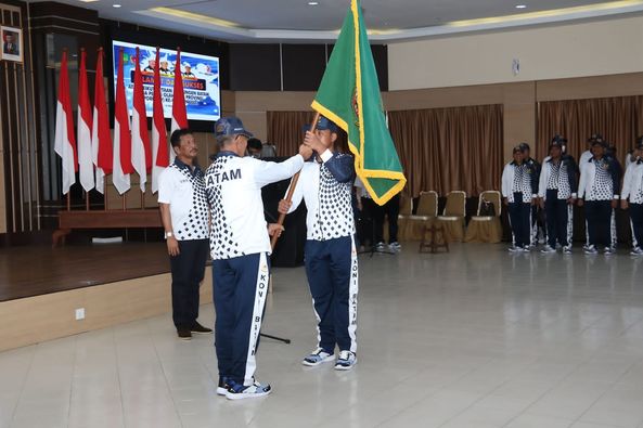 Rudi bersama Amsakar Melepas Kontingen Kota Batam Mengikuti Porprov Kepri ke V Tahun 2022