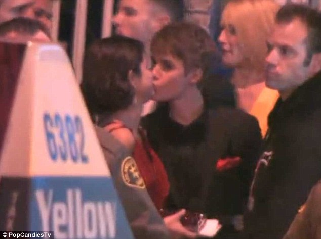 selena gomez justin bieber kiss billboard. Justin Bieber and Selena Gomez