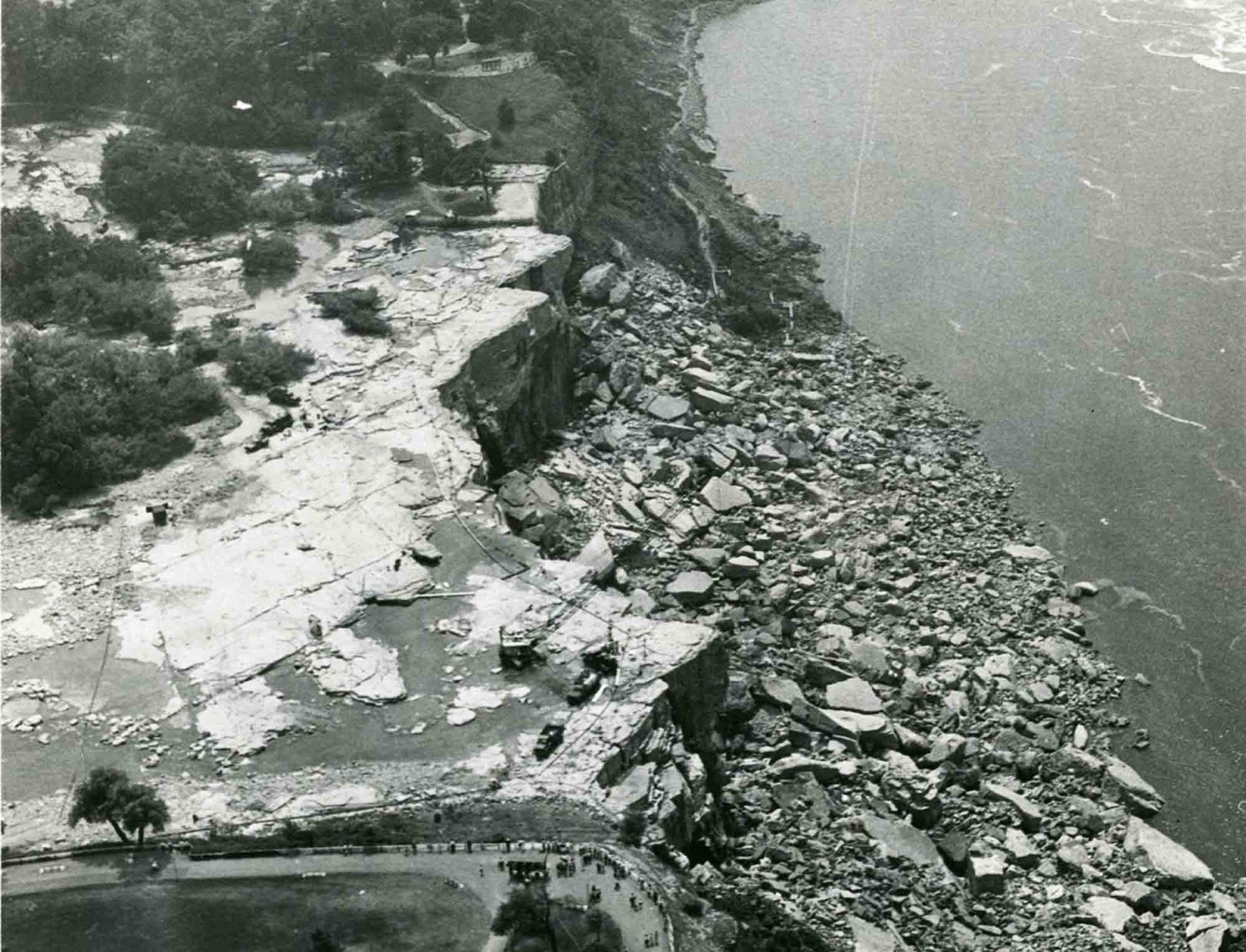  Two rockslides from the plate of the falls in 1931 and 1954 had caused a large amount of rock to be collected at the base.