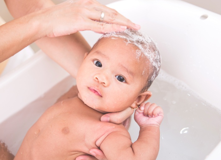 4 Tips Agar Rambut  Bayi Tumbuh Lebat Baby AE