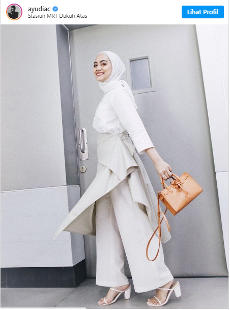 OOTD Hijab Simple dan Stylish ala Ayudia Bing Slamet