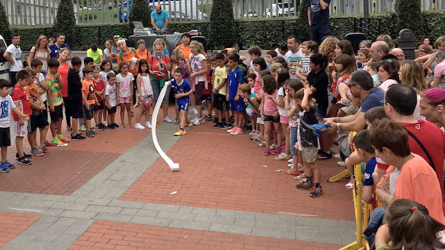 Campeonato de lanzamiento de papel higiénico infantil