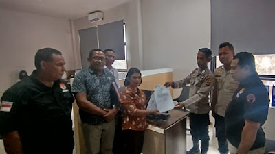 DIDUGA MELAKUKAN PENGHINAAN TERHADAP KORBAN ICB SECARA TERTULIS DI MUKA UMUM, KEPALA DESA OELUNGGU, PJ.KEPALA DESA BA’A DALE DAN SEJUMLAH WARGA DI LAPORKAN KE POLRES ROTE NDAO