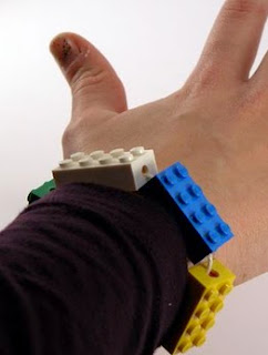 http://translate.googleusercontent.com/translate_c?depth=1&hl=es&rurl=translate.google.es&sl=en&tl=es&u=http://www.instructables.com/id/A-LEGO-Bracelet/&usg=ALkJrhhI3IL9Z5yTksNCZB-l8gzQHY0FnA