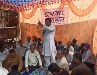 रेत माफियाओं के खिलाफ कार्रवाई करें, एसडीएम कार्यालय के बाहर मनावर विधायक डॉ. अलावा ने धरना दिया प्रदर्शन किया