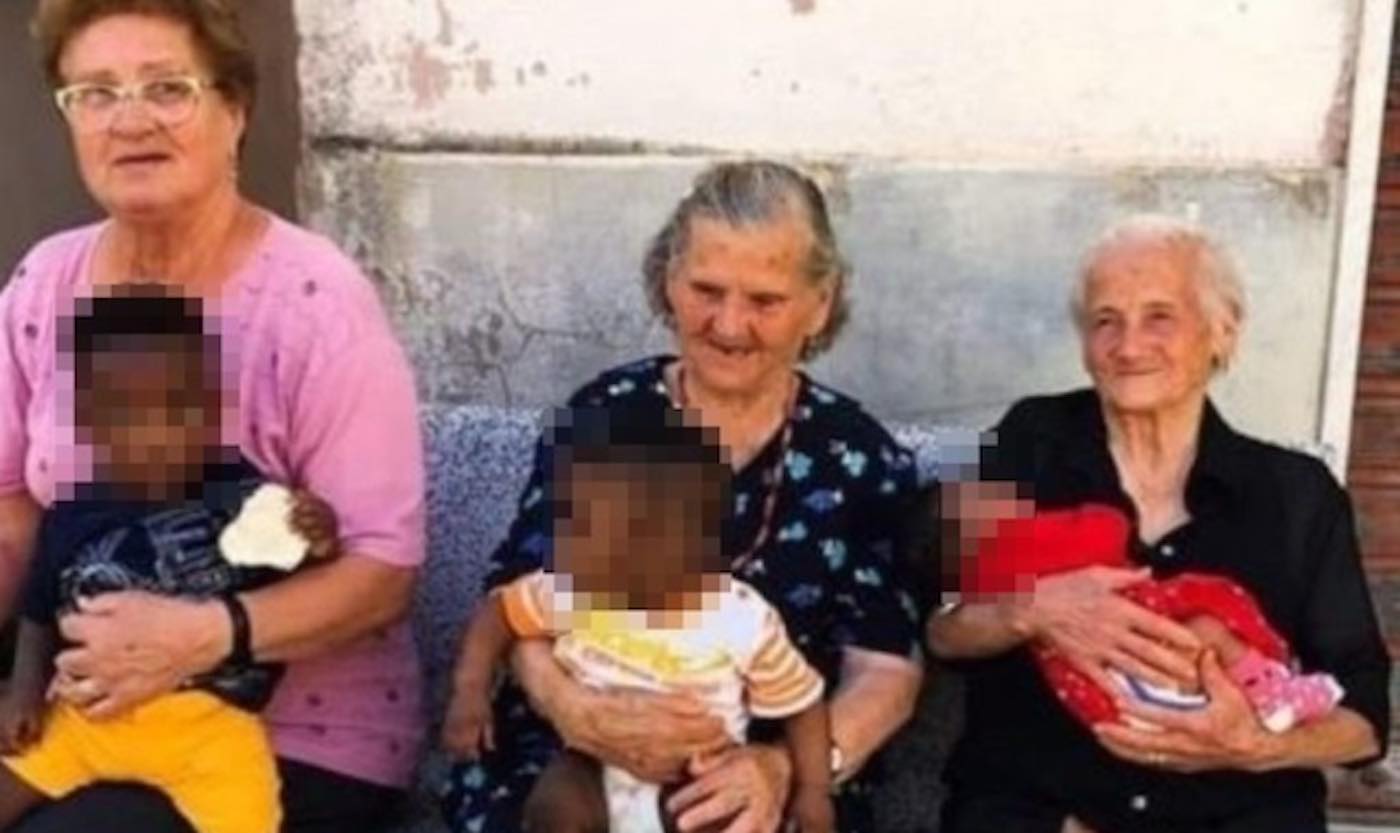 Heartwarming Photo Of Three Italian Grandmas Happily Holding Migrant Children On Their Laps