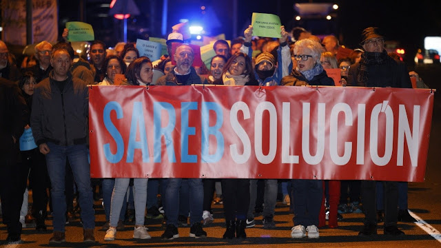 Los afectados por la Sareb en Barro viajan a Madrid y protestarán ante el Congreso