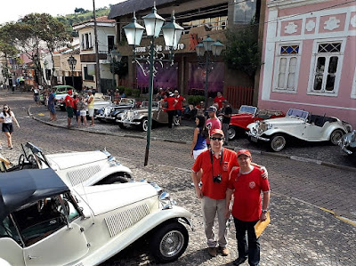 Os carros da Lafer ficaram esparramados pelo centro histórico de Socorro.