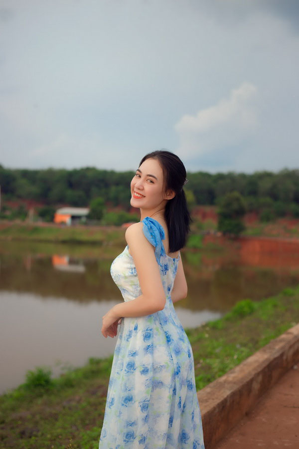 Thiếu nữ áo đầm xanh