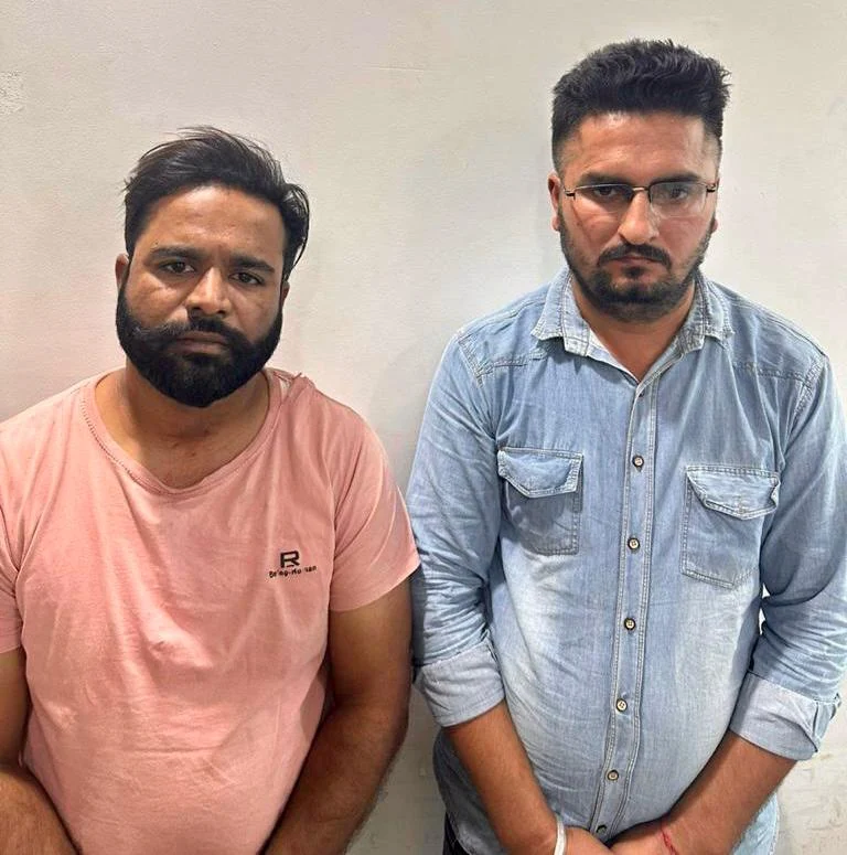 ਪੱਤਰਕਾਰ ਹੋਣ ਦਾ ਡਰਾਵਾ ਦਿਖਾ ਕੇ 50,000 ਰੁਪਏ ਦੀ ਰਿਸ਼ਵਤ ਲੈਂਦੇ ਦੋ ਵਿਅਕਤੀ ਕਾਬੂ