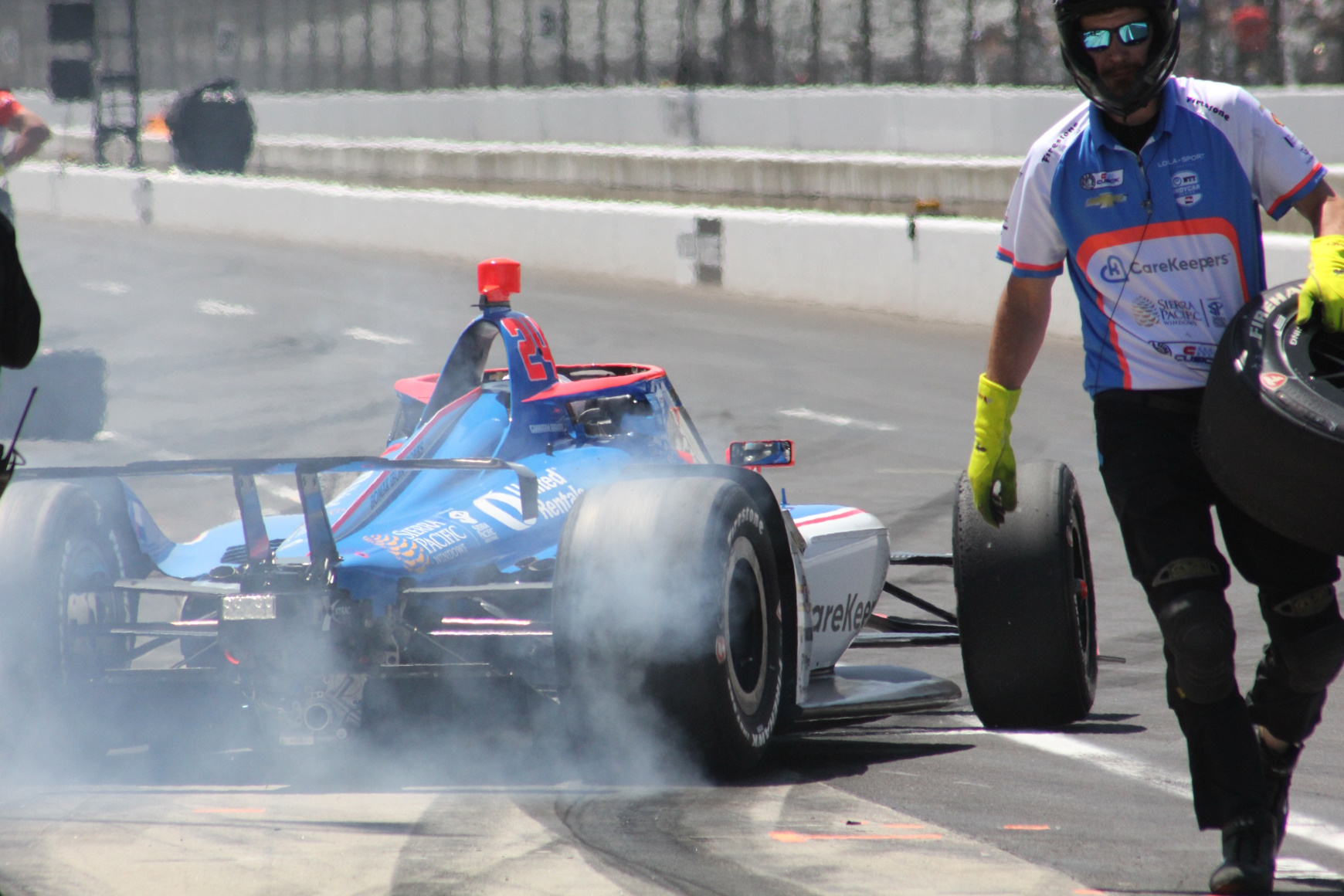 Graham Rahal’s crew practices pit stops on Carb Day.