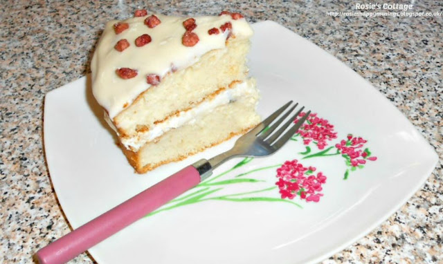 Sponge Cake With Banana Whipped Cream Filling & Cream Cheese Frosting - enjoy, honeys x