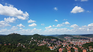 Eisenach: links die Wartburg, rechts die Stadt