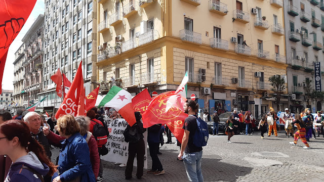 immagine del corteo napoletano. Si vedono diverse bandiere tra cui quella della Brigata Stella Rossa e del Partito dei CARC