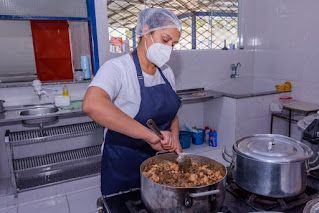 Desempregada há dois anos e com três filhos na Escola Sakurá, Andriele Monteiro conseguiu uma vaga de merendeira