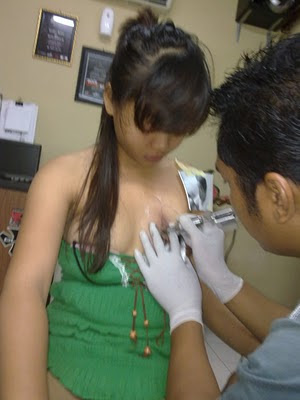 Begini Proses Pembuatan Tato di dada Wanita Wanita ini Mentato dada nya