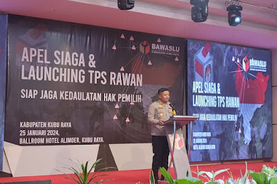 Kapolres Kubu Raya memberikan arahan dalam kegiatan apel siaga dan peluncuran TPS rawan, di Sungai Raya, Kamis (25/1). ANTARA/Rizki Fadriani.