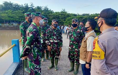 Danrem 141/Tp Bersama Dandim 1410/Bataeng, Dampingi Pangdam Hasanuddin, Kunker di Pasca Bencana Alam