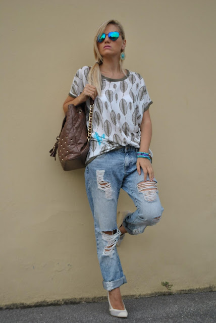 jeans strappati e tshirt felicia magno come abbinare i jeans strappati how to wear ripped jeans  outfit luglio 2016 outfit estivi blogger style outfit estivi blogger mariafelicia magno fashion blogger colorblock by felym web influencer summer outfits july outfits