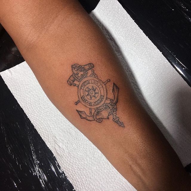 tatuagem feminina ancora