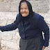  Κρήτη: Μια γιαγιά κρατάει πεντακάθαρο τον κεντρικό δρόμο του χωριού