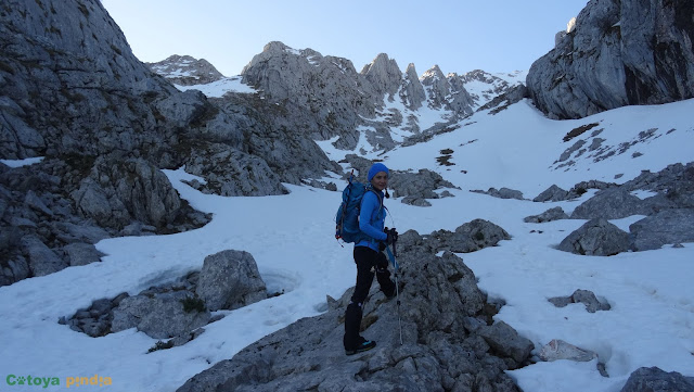 Ruta circular al Pico de Los Asturianos, Canal Parda y Traviesos en el Macizo del Cornión de Picos de Europa, regresando por Reseco