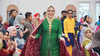 Ketua Dekranasda Batanghari, Zulva Fadhil Tampil Fashion Show Wastra Jambi