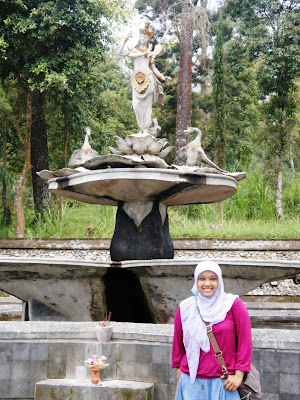 Cara Meminta Maaf Kepada Mantan yang Pernah Kamu Sakiti.  Mengalami putus cinta bukanlah hal yang mudah. Anda mungkin merasa tersesat, tertekan, sedih dan kesal. Saat putus cinta, Anda diliputi oleh emosi yang sulit dikontrol. Sungguh menyakitkan melihat bahwa hubungan yang awalnya membuat Anda merasa bahagia dan istimewa kini sedang menuju jalan buntu.   Anda mungkin bukan orang yang memulai perpisahan dan akan mencoba yang terbaik untuk menghentikan sang kekasih itu pergi. Atau bisa jadi seiring berjalannya waktu, Anda menyadari kesalahan yang Anda mulai dalam sebuah hubungan dan karena itu, Anda ingin meminta maaf kepada pasangan Anda. Namun, meminta maaf kepada mantan pasangan memang sulit, ini karena adanya rasa bersalah dan kecanggungan yang muncul setelah hubungan keduanya putus. Lalu bagaimanakah cara meminta maaf kepada matan pasangan agar tidak canggung?  1. Siapkan Diri untuk Meminta Maaf  Anda perlu mengambil keputusan untuk meminta maaf dari mantan pasangan Anda.Tanyakan pada diri, apakah Anda siap untuk mengakui kesalahan Anda dan mencari pengampunan untuk hal yang sama? Meminta maaf dari mantan pasangan adalah hal yang baik, tetapi itu bisa menjadi bencana jika Anda meminta maaf dilakukan dengan tidak adanya kesiapan. Jika Anda belum siap untuk meminta maaf dan belum menyadari kesalahan, maka Anda mungkin tidak dapat menyampaikan perasaan Anda dengan cara yang lebih baik.   2. Mengirimkan Teks Permintaan Maaf  Salah satu cara termudah untuk meminta maaf kepada mantan pasangan, Anda dapat mencoba mengirim teks permintaan maaf kepadanya. Untuk ini, Anda dapat mengirim teks sederhana tanpa kata-kata mewah. Yang harus Anda lakukan adalah tetap pada intinya dan ketik permintaan maaf padanya yang menyatakan bahwa Anda telah menyadari kesalahan Anda. Cara ini akan membantu Anda dalam meminta maaf kepada mantan pasangan tanpa merasa canggung dan malu.  3. Hubungi Mantan  Jika Anda merasa cukup nyaman untuk menelepon mantan pasangan dan meminta maaf, maka Anda bisa melakukannya.Tetapi sebelum Anda menekan nomornya, coba pastikan apakah mantan Anda sudah tidak berselisih lagi, sebaiknya biarkan beberapa hari dahulu agar ia bisa menenangkan pikirannya. Saat Anda masih berselisih, sebaiknya tunda beberapa hari untuk menghubungi mantan.  4. Rencanakan Pertemuan Tatap Muka  Bertemu dengan mantan pasangan Anda dan kemudian meminta maaf padanya bisa menjadi cara lain. Namun dengan melakukan itu, sebaiknya Anda menganalisis apakah Anda berdua akan merasa nyaman melakukannya?Jika ya, maka Anda dapat merencanakan pertemuan untuk minum kopi atau di tempat yang Anda berdua kunjungi bersama. Awalnya, Anda mungkin merasa sedikit canggung dan tidak nyaman, tetapi menenangkan diri dengan cara bertemu dapat membantu Anda dalam situasi ini.  5. Jelas Tentang Apa yang Anda Katakan  Ini adalah salah satu hal terpenting yang perlu Anda lakukan. Kecuali jika Anda tidak menyampaikan pikiran, pendapat, dan perasaan Anda dengan jelas, Anda tidak akan bisa mencari pengampunan. Atau mungkin mantan pasangan Anda tidak mengerti kata-kata Anda dengan benar. Selain itu, percakapan yang membingungkan dan menyesatkan dapat menyebabkan kesalahpahaman yang akan menyebabkan masalah lebih lanjut. Oleh karena itu, daripada mengatakan hal-hal acak, perjelas saja apa yang Anda katakan.  6. Ucapkan Singkat dan Sederhana  Ingat, Anda meminta maaf kepada mantan pasangan Anda. Sebaiknya menggunakan kata-kata yang jelas dan langsung pada intinya. Anda tidak perlu menghafal baris dan kutipan permintaan maaf. Yang perlu Anda lakukan adalah, mencari pengampunan tanpa memutar balik percakapan dan tetap berpegang pada topik.  7. Biarkan Mantan Berbicara  Percakapan satu arah bisa menjadi bencana jika Anda berpikir untuk meminta maaf kepada mantan pasangan.  Biarkan dia / mantan berbicara juga. Setelah Anda mengungkapkan isi hati Anda, biarkan mantan pasangan Anda melakukan hal yang sama.  Dengan cara ini, Anda akan dapat memahami apa yang dia rasakan tentang Anda.  8. Jangan Menyalahkan Mantan  Jika Anda telah memutuskan untuk meminta maaf dari mantan pasangan Anda, maka jangan langsung menyalahkan. Biarkan percakapan Anda berlangsung dengan sehat. Lebih baik mengakui kesalahan Anda daripada menunjukkan kesalahan satu sama lain. Jika tidak, keadaan akan memburuk antara Anda dan mantan pasangan. Anda kemudian mungkin menyesal telah mengobrol dengannya    Referensi : Cara Meminta Maaf Kepada Mantan yang Pernah Kamu Sakiti