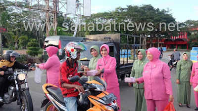 Begini Kekompakan Bhayangkari dan Persit Pinrang Bagi-bagi Takjil