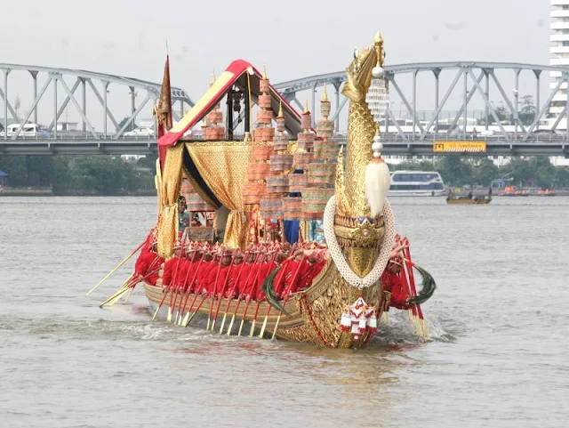 อลังการขบวนเรือเสด็จฯ พยุหยาตราทางชลมารค-ปชช.เปล่งเสียงทรงพระเจริญกึกก้อง - ข่าวสดออนไลน์