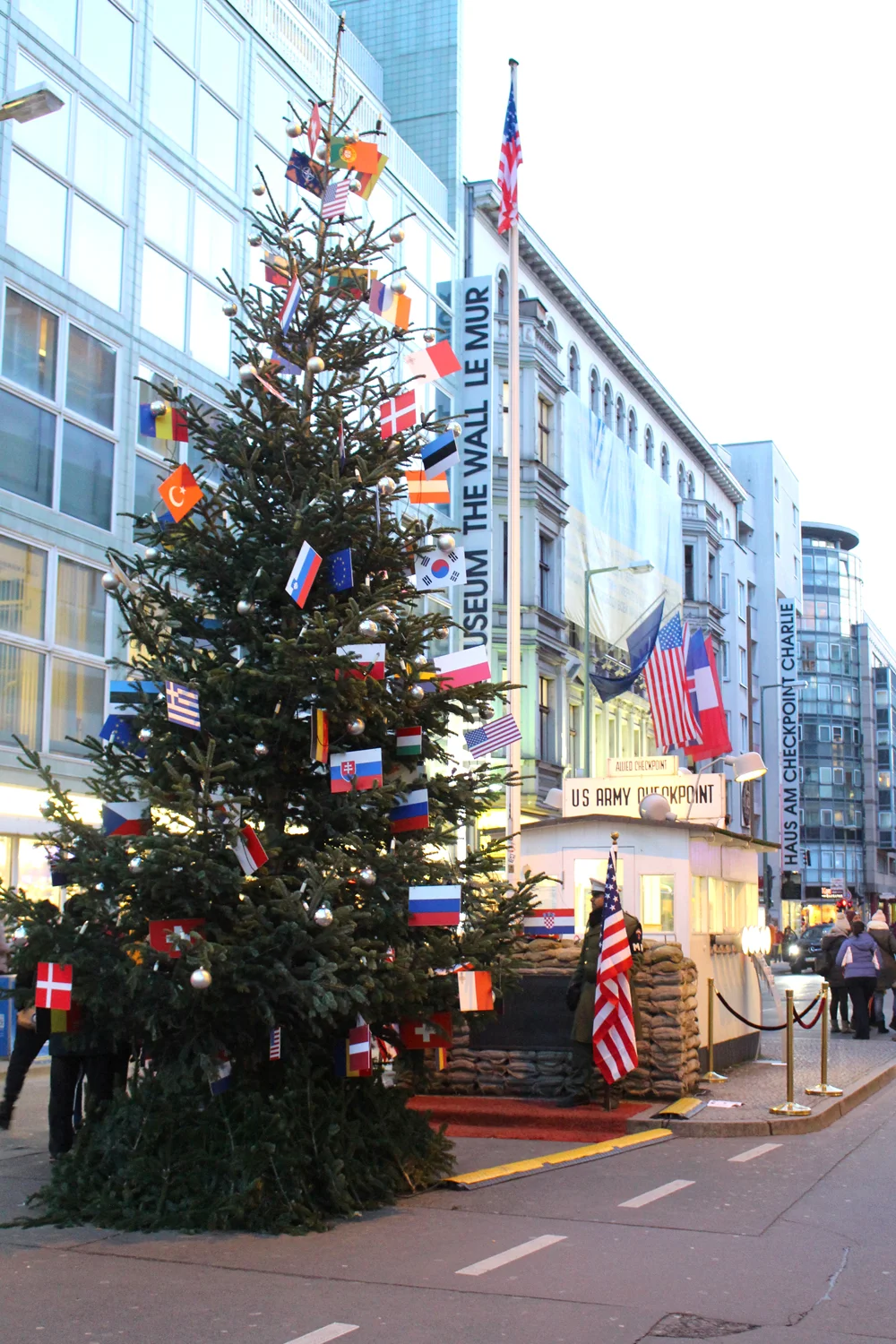 Christmas tree at the Berlin Wall - travel & lifestyle blog