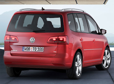 2011 Volkswagen Touran Rear Angle View