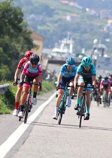 Ciclistas compitiendo en la LVI TROFEO PÉREZ GARZÓN en Santa Fe