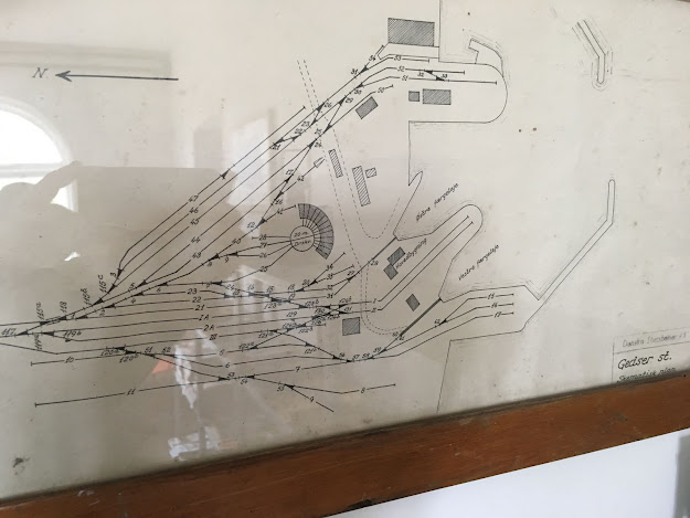 Gleisplan des Bahnhof Gedser. Zahlreiche schwarze Linien kennzeichnen den Verlauf der Schienen. Grob ein V das auf der Seite liegt und mehrere parallele Arme hat. Mittig ist der Ringlokschuppen zu erkennen.