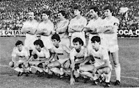 REAL MADRID C. F. Temporada 1984-85. Stielike, Chendo, Miguel Ángel, Bonet, San José, Camacho. Butragueño, Lozano, Pineda, Gallego y Michel. REAL MADRID C. F. 0 F. C. BARCELONA 3. Domingo 02/09/1984. Campeonato de Liga de 1ª División, jornada 1. Madrid, estadio Santiago Bernabeu: 100.000 espectadores. GOLES: 0-1: 46’, Ángel, en propia meta. 0-2: 86’, Archibald. 0-3: 89’, Calderé.