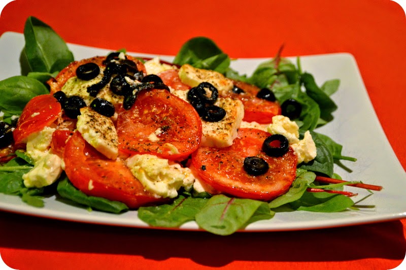 Gebackene Tomaten und Feta auf Salat