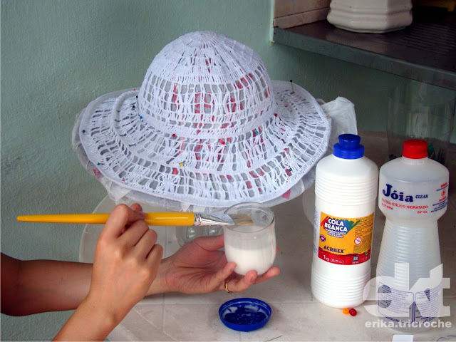 Artesã usando Termolina em um chapéu de croche