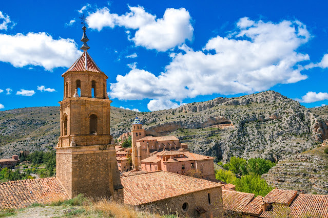 De espaldas a la muralla la Iglesia de Santa María y Santiago en Albarracín