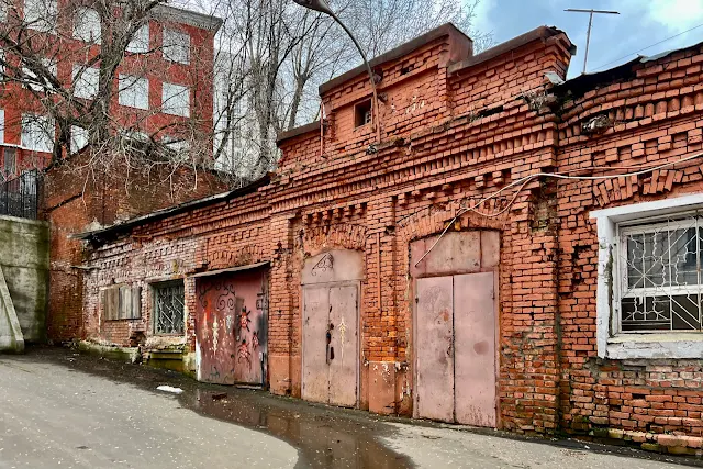 2-й Вражский переулок, дворы, бывшие Виноградовские бани (здание построено в конце XIX века)