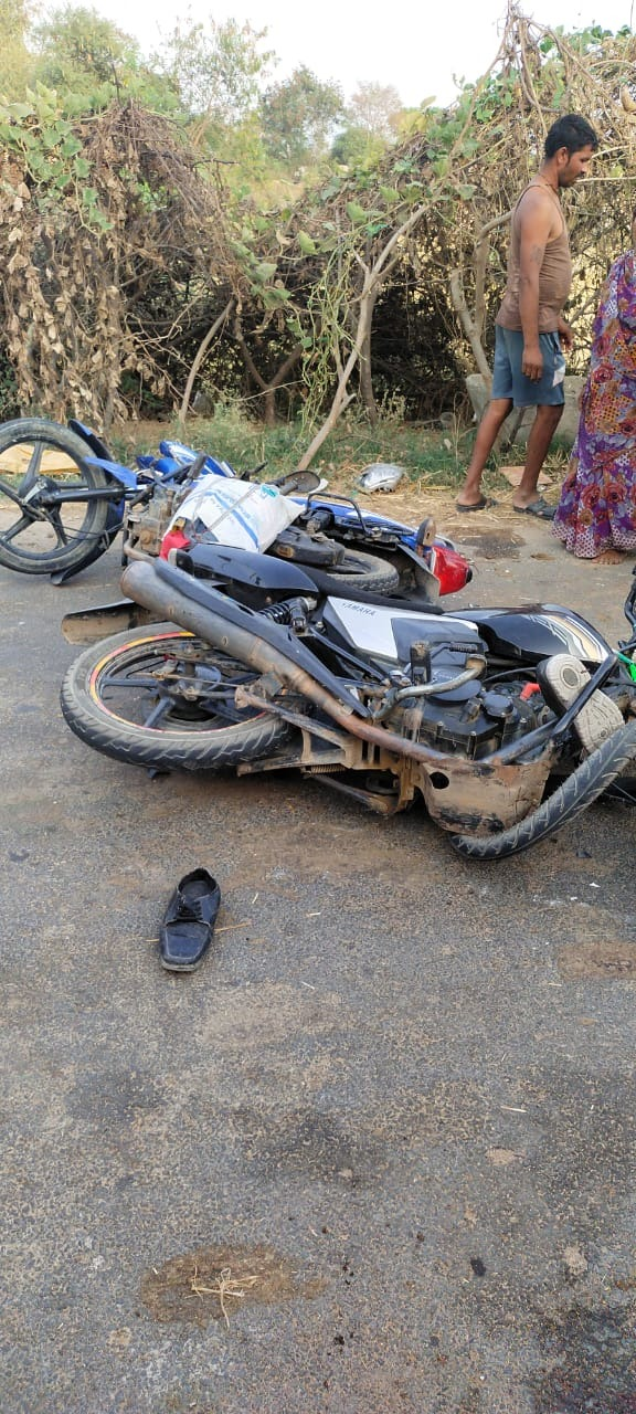 दो बाइक की आपस में हुई भिड़ंत, 3 लोगों की हालत गंभीर----रिपोर्ट : ब्रजेश कुमार पाण्डेय  