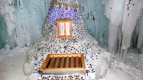 北海道 層雲峡氷爆まつりの氷爆神社でお賽銭入れる