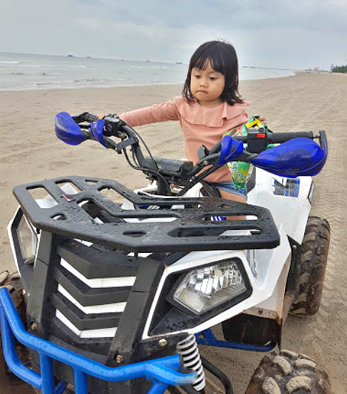 Motor ATV di Pantai Pasir Putih Sungai Gantang Ketapang photo