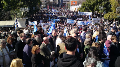 Σύνταγμα: Βροντερό το όχι των Ελλήνων κατά της Κάρτας του Πολίτη