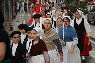 Lutxana aplaude el 60 aniversario del grupo de danzas Amaia