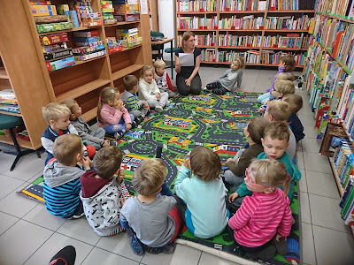 Na zdjęciu bibliotekarz z grupą przedszkolaków