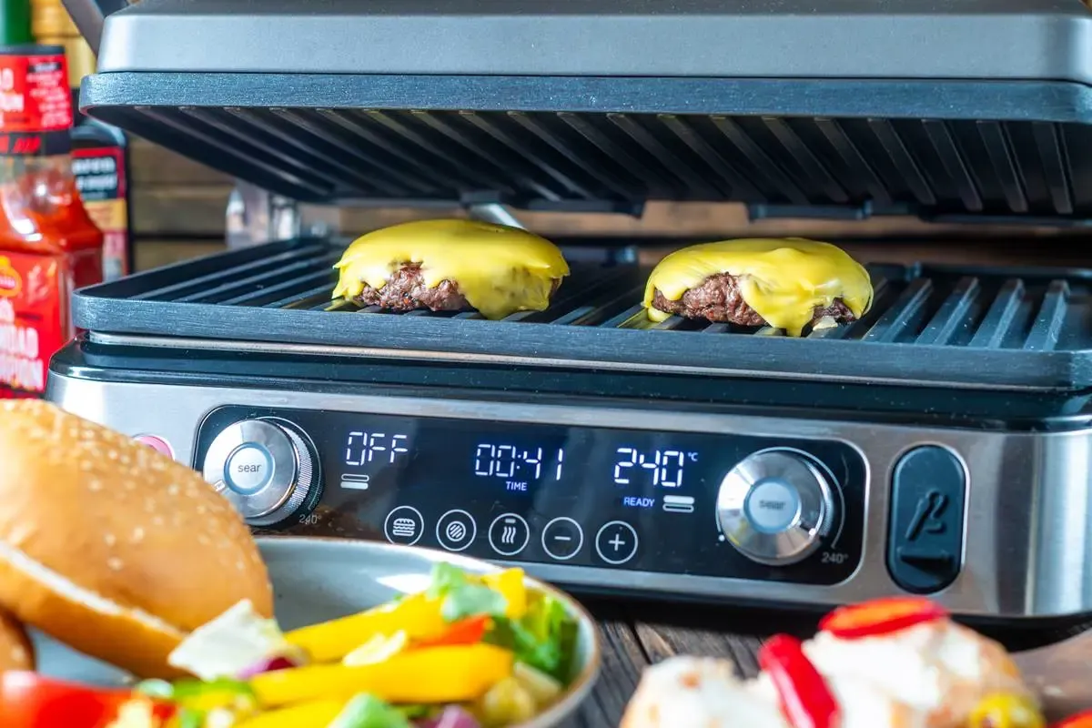 Grill elektryczny Braun MultiGrill 9 Pro CG9167 przygotowanie mięsa do burgera