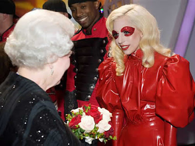 Lady Gaga e Miley Cyrus encontram rainha da Inglaterra Elizabeth II