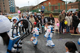 Desfile de disfraces de las fiestas de Lutxana